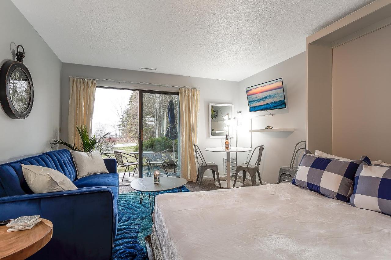Beautiful Lake View Studio Condo At The Shores Traverse City Exterior foto